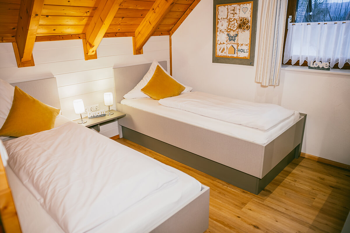 Doppelzimmer mit zwei Einzelbetten im Ahorntal in der Fränkischen Schweiz