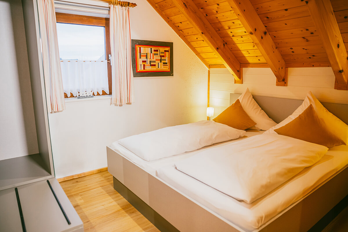 Doppelzimmer mit Dachschräge im Holzhaus