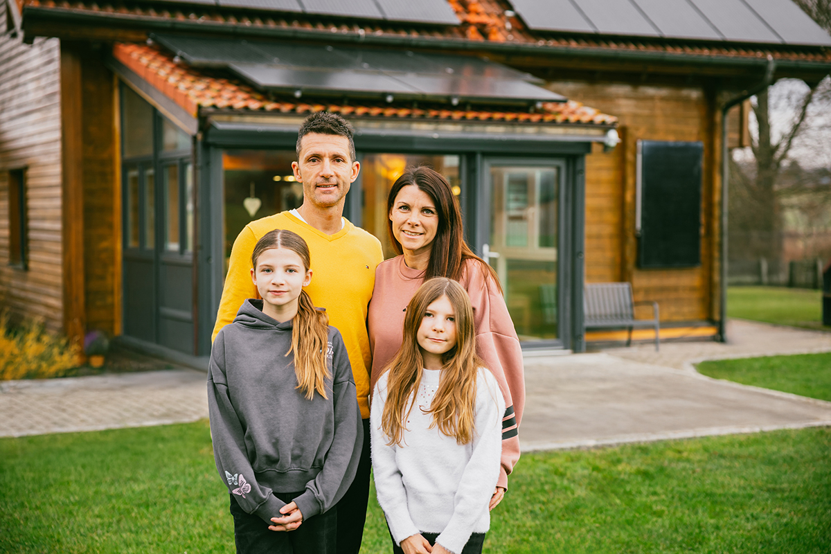 Familie Füßmann: Timo, Simone und die Kinder am Holzferienhaus